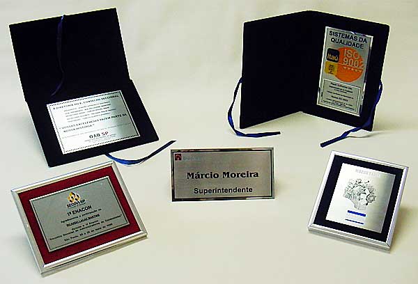 04 - PLACAS DE HOMENAGEM E COMEMORATIVAS